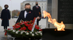 Warszawa, 11.11.2020. Obchody Święta Niepodległości. Prezydent RP Andrzej Duda (C), marszałek Sejmu Elżbieta Witek (L) i premier Mateusz Morawiecki (P) podczas uroczystości złożenia wieńca na Grobie Nieznanego Żołnierza w Warszawie z okazji obchodów Narodowego Święta Niepodległości. Fot. PAP/M. Obara