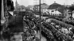 Białystok, 11 listopada 1920 r. Defilada z okazji święta odzyskania niepodległości. Źródło: Ośrodek KARTA