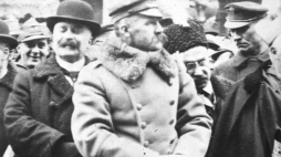 22 11 1920 r. Lwów. Józef Piłsudski na uroczytości dekorowania tarczy herbowej miasta Krzyżem Virtuti Militari. Źródło: NAC
