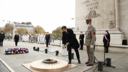 Paryż, Francja, 11 11 2020. Prezydent Emmanuel Macron rozpala płomień przed grobem Nieznanego Żołnierza w czasie ceremonii upamiętnienia 102. rocznicy zakończenia I wojny światowej, przy Łuku Triumfalnym. Fot. PAP/EPA