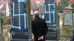Quatzenheim k. Strasburga 19.02.2019. Zdewastowane nagrobki cmentarza żydowskiego. Fot. PAP/EPA