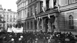 Manifestacja przed siedzibą pierwszego rządu w niepodległej Polsce. Warszawa, 14.11.1918. Fot. CAW
