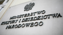 Tablica na budynku Ministerstwa Kultury i Dziedzictwa Narodowego w Warszawie. Fot. PAP/L. Szymański