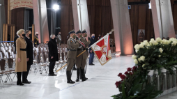 Prezydent RP Andrzej Duda (2L) z małżonką Agatą Kornhauser-Dudą (L) oraz wicepremier Piotr Gliński (3L) uczestniczą w mszy świętej w intencji ojczyzny w 102. rocznicę odzyskania przez Polskę niepodległości. Fot. PAP/M. Marek