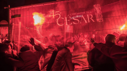 Paryż 2020-02-28. Protesty przeciw obecności Polańskiego na uroczystości wręczenia Cezarów. Fot. PAP/EPA