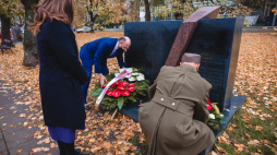 Wiceprezes IPN i ambasador Węgier złożyli kwiaty przed pomnikiem Węgierskich Honwedów. Źródło: IPN