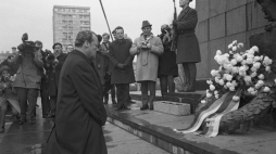 Warszawa 07.12.1970. Kanclerz Willy Brandt (klęczy pod pomnikiem Bohaterów Getta. Fot. PAP/J. Rosikoń