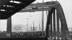 Grudzień ’70: wiadukt przy stacji SKM Gdynia Stocznia; za wiaduktem widoczna blokada milicyjna. Fot. PAP/Archiwum Edmund Pepliński