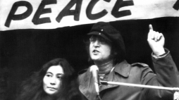 Nowy Jork 22.04.1972 r.  John Lennon i jego żona Yoko Ono na wiecu antywojennym PAP/CAF-ARCHIWUM