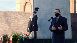 Premier Mateusz Morawiecki (P) podczas uroczystości złożenia kwiatów pod Pomnikiem Poległych Górników KWK „Wujek”. Fot. PAP/A. Grygiel