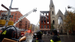 Strażacy gaszą pożar w nowojorskim kościele episkopalnym. Fot. PAP/EPA