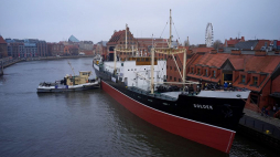 Statek-muzeum „Sołdek” cumuje na Motławie, przy Narodowym Muzeum Morskim. Gdańsk, 19.12.2020. Fot. PAP/A. Warżawa