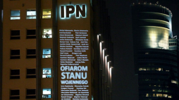 W hołdzie ofiarom stanu wojennego, na ścianie budynku IPN przy ulicy Towarowej w Warszawie, wyświetla się naprzemiennie napis „Ofiarom stanu wojennego” z wymienionymi nazwiskami ofiar i zapalona świeca z napisem „13 Grudnia 1981”. 11.12.2012. Fot. PAP/T. Gzell