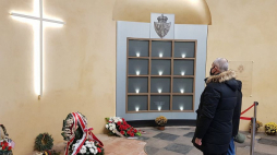 W 158. rocznicę Powstania Styczniowego konsul Marcin Zieniewicz złożył wieniec w główniej kaplicy cmentarza na Rossie, gdzie w listopadzie 2019 r. spoczęli uczestnicy i przywódców zrywu. Źródło: Ambasada RP w Wilnie