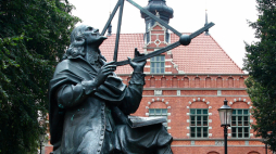 Gdańsk. Pomnik Jana Heweliusza autorstwa Jana Szczypki. Źródło: Wikipedia Commons