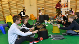 Bal karnawałowy dla uczestników półkolonii w Szkole Podstawowej nr 111 w Łodzi. Fot. PAP/G. Michałowski
