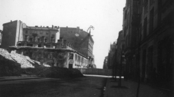 Granica getta, mur pomiędzy posesjami przy ulicy Siennej 53 i 55, widok na wschód. Warszawa, 1940 r. Fot. PAP/CAF