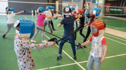 Trening szermierki dla dzieci podczas półkolonii zorganizowanych przez Muzeum Sportu i UMŁ w Zatoce Sportu Politechniki Łódzkiej. 19.02.2019. Fot. PAP/G. Michałowski