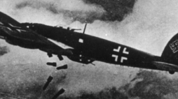 Warszawa 09.1939. Bombardowanie miasta podczas II wojny światowej przez samolot niemieckiej Luftwaffe - Heinkel He 111. Fot. PAP/CAF/Reprodukcja. Dokładny dzień wydarzenia nieustalony.