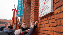 Włókniarka Maria Filipowicz (C), dyrektor Manufaktury Sławomir Murawski (L) i prezes IPN Jarosław Szarek (P), 15 bm. pod budynkiem dawnej wykańczalni w centrum Manufaktura w Łodzi, podczas uroczystego odsłonięciu tablicy upamiętniającej strajk łódzkich włókniarek. Fot. PAP/G. Michałowski