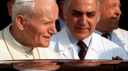 Papież Jan Paweł II po wyjściu ze szpitala Gemelli. 1992 r. Fot. PAP/EPA