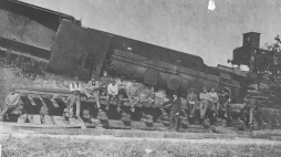 III Powstanie Śląskie: grupa powstańców przy zniszczonym pociągu pod Kędzierzynem. Widoczny przewrócony parowóz serii Tp 1. Fot. NAC