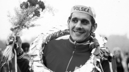 Praga, Czechosłowacja, 00.00.1971. Ubiegłoroczny zwyciezca, kolarz Ryszard Szurkowski, na mecie XXIII Wyścigu Pokoju.  PAP/Archiwum