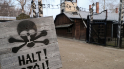 Oświęcim, 27.01.2020. Brama byłego obozu Auschwitz II-Birkenau w Oświęcimiu. Fot. A. Grygiel