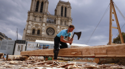 Paryż 2020-09-19. Obróbka pni na rusztowania Katedry Notre Dame. Fot. PAP/EPA