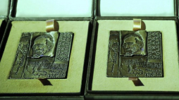 Medal Nagrody im. Oskara Kolberga. Fot. PAP/W. Olkuśnik