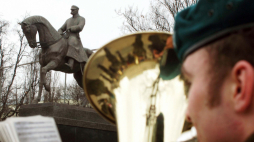 Lublin. 21.03.2004. Uroczyste obchody imienin Józefa Piłsudskiego na Pl. Litewskim przed pomnikiem wodza. PAP M. Trembecki 