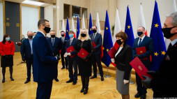 Premier Mateusz Morawiecki wręczył akty powołań członkom rady naukowej Instytutu De Republica, a także Odznaki Honorowe za Zasługi dla Legislacji. Źródło: KPRM