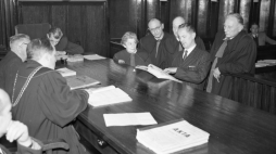 1956. Kazimierz Moczarski (stoi, drugi z prawej) zapoznaje się z aktami w czasie swojego procesu rehabilitacyjnego. Fot. PAP/W. Kondracki