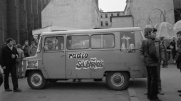 Wrocław, 1981-10-25. Ruchomy punkt informacyjny radia Solidarność na ul. Świdnickiej. Fot. PAP/CAF/E. Wołoszczuk