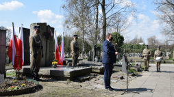 Szef Urzędu do Spraw Kombatantów i Osób Represjonowanych Jan Józef Kasprzyk podczas ceremonii upamiętnienia 76. rocznicy wyzwolenia obozów koncentracyjnych KL Ravensbrueck i KL Sachsenhausen. Źródło: Fb UdSKiOR 
