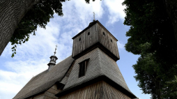 Pochodzący z XVI wieku drewniany kościół parafialny pw. Wszystkich Świętych w Bliznem w 2003 r. wpisany na Listę Światowego Dziedzictwa Naturalnego i Kulturalnego UNESCO. Fot. PAP/D. Delmanowicz