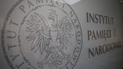 Warszawa, 21.03.2014. Logo przed siedzibą IPN. Fot. R. Guz