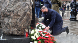 Prezydent RP Andrzej Duda (C) podczas uroczystości złożenia kwiatów pod Pomnikiem Katyńskim w Warszawie. Fot. PAP/A. Lange