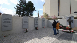 Pomnik ku czci ofiar zbrodni katyńskiej przy kościele Błogosławionego Czesława w Opolu. Fot. PAP/K. Świderski