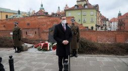 Premier Mateusz Morawiecki (C) podczas uroczystości złożenia kwiatów pod Pomnikiem Katyńskim w Warszawie. Fot. PAP/W. Olkuśnik