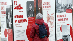 Wystawa IPN „TU rodziła się »Solidarność«” na pl. Niepodległości w Zakopanem. Fot. PAP/G. Momot