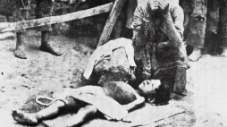 Prowincja Konya, Turcja, 1915. Matka rozpaczająca nad zwłokami dziecka zmarłego podczas deportacji Ormian z prowincji Konya. Fot. PAP/EPA