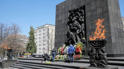 Mieszkańcy miasta składają kwiaty przed Pomnikiem Bohaterów Getta na stołecznym Muranowie. 19.04.2020. Fot. PAP/W. Olkuśnik