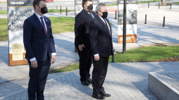 Wicepremier, minister kultury, dziedzictwa narodowego i sportu Piotr Gliński (P), dyrektor Instytutu Śląskiego, pełnomocnik ministra kultury, dziedzictwa narodowego i sportu do spraw organizacji wydarzeń kulturalnych związanych z 100. rocznicami III Powstania Śląskiego oraz powrotu części Górnego Śląska do Macierzy dr Bartosz Kuświk (2P) oraz dyrektor Biura Programu „Niepodległa” Jan Kowalski (L) podczas uroczystości złożenia kwiatów pod pomnikiem Wojciecha Korfantego. Fot. PAP/A. Zawada