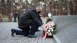 Minister spraw zagranicznych Zbigniew Rau oddał cześć pamięci ofiar NKWD na Polskim Cmentarzu Wojennym w Kijowie-Bykowni. Fot. MSZ