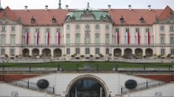 Warszawa, 29.04.2020. Biało-czerwone flagi na Zamku Królewskim, 29 bm. w Warszawie. PAP/L. Szymański
