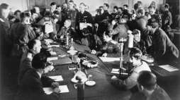 Niemcy, Berlin, 1945-05-08. Feldmarszałek Wilhelm Keitel (u szczytu stołu) podpisał akt bezwarunkowej kapitulacji Niemiec. Fot. PAP/CAF/APN