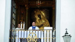 Wilno, 02.05.2021. Ks. prałat Wojciech Górlicki (C) podczas mszy świętej w kaplicy Ostrobramskiej w Wilnie. Fot. PAP/V. Doveiko