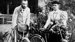 Na zdjęciu Maria i Piotr Curie w swoim wczesnym życiu małżeńskim, zadowoleni, na rowerach we francuskiej wsi. PAP/Reprodukcja