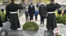 Premier Mateusz Morawiecki (C) podczas uroczystego złożenia wieńców na Cmentarzu na Rossie w Wilnie. 02.05.2021. Fot. PAP/A. Lange